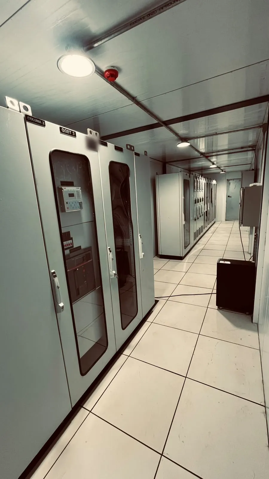 QGBT e relé de proteção instalados